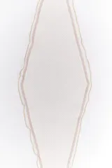 Pañuelo blanco con estampado de lunares y borde con doble línea celeste.