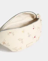 Riñonera color crema con estampado de flores bordadas y correa regulable desmontable.