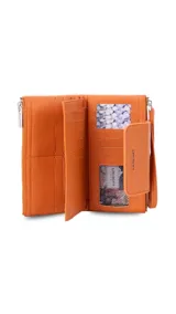 Billetera larga color camel, con textura símil cuero, cierre de broche en solapa frontal y correa de mano desmontable.