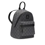 Mochila mini gris con estampado de monograma Jordan, asa superior y correas ajustables para los hombros.