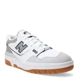 Championes urbanos New Balance modelo 550, color blanco con detalles en gris y suela color caramelo, confeccionados en cuero y malla, con logo "N" característico en los laterales.