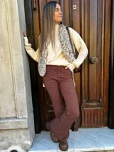 Pantalón de jean acampanado color marrón óxido.