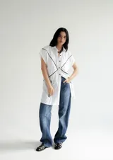 Vestido corto tipo camisa color beige con bordados florales en azul.