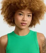 Top cropped musculosa de mujer, color marrón oscuro, confeccionado en tejido ribana acanalado, con cuello redondo y sin mangas.