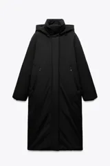 Anorak largo negro resistente al agua y al viento, con aislamiento térmico, cuello alto con capucha ajustable, bolsillos con cremallera, acolchado interior, tirantes elásticos y cremalleras laterales en el bajo.
