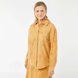 Camisa color beige con bordado inglés, de corte clásico, con cuello camisero y mangas 3/4.