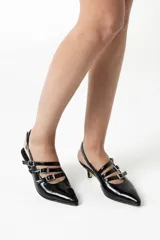 Zapatos de charol negros con taco aguja de 3 cm y diseño elegante.