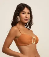 Top de bikini bandeau color naranja, con textura acanalada y adorno de hebilla de paja en el centro.