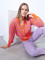 Cardigan de tejido combinado en colores naranja y rosa, con escote en V y cierre de botones frontal.