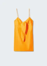 Vestido corto color amarillo, con tirantes finos, escote con nudo y cierre lateral con cremallera.