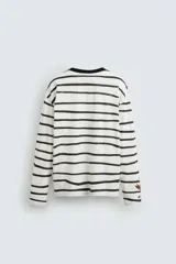 Camiseta relaxed fit de manga larga confeccionada en tejido compacto de algodón a rayas horizontales blancas y negras. Tiene cuello redondo y detalle de estampado de flores rojas en el bajo. Edición especial Zara x Otis Kwame Kye Quaicoe.