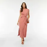 Vestido midi color rosa, sin mangas, con detalle de nudo en la cintura y abertura lateral.