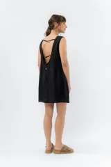 Vestido corto negro sin mangas, confeccionado en mezcla de algodón y viscosa. Presenta escote redondo y espalda profunda con tiras finas cruzadas.