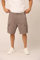 Bermuda cargo color gris con bolsillos laterales y corte a la rodilla.