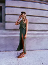 Falda larga cruzada color verde militar, de tejido de punto con lurex y viscosa.