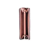 Billetera color púrpura de símil cuero con diseño geométrico en relieve. Tiene cierre perimetral, bolsillo externo con cierre, diez compartimentos internos y herrajes plateados.