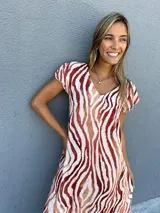 Vestido largo con estampado de rayas en tonos terrosos, con volado en el ruedo y manga corta japonesa.