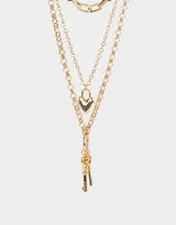 Set de tres collares dorados de diferentes largos y diseños de eslabones. Incluye un dije de corazón y un dije de llaves.