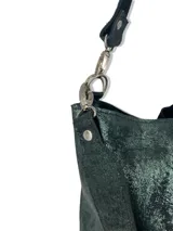 Cartera tipo hobo de cuero color marrón oscuro con acabado metalizado. Tiene correa de hombro corta y correa bandolera larga regulable.