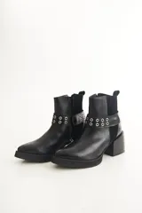 Botas negras de cuero con pulsera de tachas removible y taco de 6 cm.
