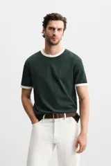 Camiseta azul marino de corte regular, cuello redondo y manga corta con ribete blanco en cuello y mangas.