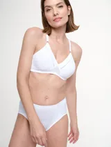 Soutien blanco de microfibra, sin aro ni relleno, con breteles regulables y detalle de costuras en el contorno de las copas.