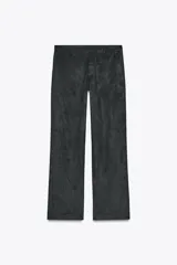 Pantalón de tiro alto color gris oscuro, con trabillas, bolsillos laterales y cierre frontal con cremallera, botón interior y ganchos metálicos.