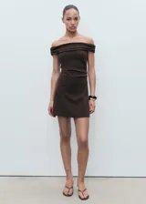 Vestido corto color marrón oscuro, de corte recto y diseño palabra de honor (off-shoulder) con escote fruncido.