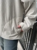 Campera de pana color crudo con cierre y bolsillos.