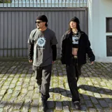 Remera oversize gris carbón de algodón de alto gramaje (240 grs) con estampado serigráfico frontal en blanco con logo.