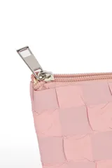 Necessaire de mano color rosa claro con diseño acolchado y textura tejida en patrón de cuadros. Posee cierre superior metálico.