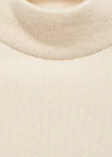 Sweater corto color crema de tejido de punto acanalado, con cuello alto y mangas largas.