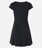 Vestido negro de punto Roma, corto, con escote redondo y mangas cortas. Presenta recortes en el talle que definen la silueta ajustada en el torso y falda acampanada.