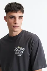 Remera lila de algodón, corte oversize, manga corta y cuello redondo.