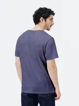 Camiseta de manga corta color celeste, de corte recto y cuello redondo.