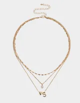 Collar corto dorado multicadena con dije de corazón y letra R.