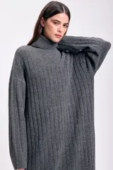 Vestido midi gris de punto canalé, con cuello alto y mangas largas.