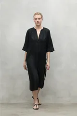 Mono largo negro de lino con mangas 3/4 tipo kimono, escote en V y cierre frontal con botones. Incluye cinturón de la misma tela.