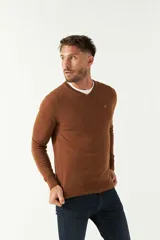 Sweater gris de algodón con cuello en V y logo bordado en el pecho.