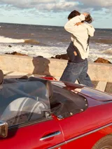 Riñonera de cuero color borgoña con correa ajustable.