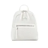 Mochila blanca de símil cuero texturizado, con acceso de cierre doble, un compartimento principal, un bolsillo interno con cierre, un bolsillo interno abierto y un bolsillo externo con cierre. Tiene correa regulable y herrajes plateados.