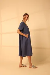Vestido midi color celeste con escote en V y mangas cortas.