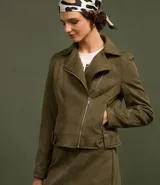 Campera biker corta color verde militar, confeccionada en gamuza sintética, con cuello con solapa, cierre por cremallera desplazado, bolsillos con cremallera en el lateral y trabillas en la cintura.