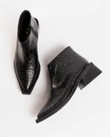 Botas cortas de cuero color marrón con cierre lateral, taco de madera de 5cm y suela de caucho.