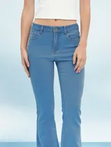 Pantalón de jean negro, de corte oxford y tiro alto.