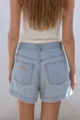 Short de jean celeste, tiro medio y corte recto.