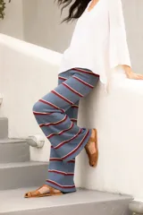 Pantalón de tejido de algodón a rayas horizontales azules y rojas, con cintura elástica.