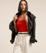 Blusa cropped naranja de punto con escote cuadrado y bretel ancho.