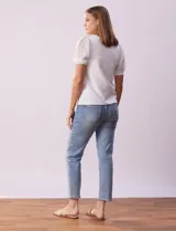 Remera blanca de cuello redondo y mangas cortas abullonadas de microtul bordado con puño elastizado.