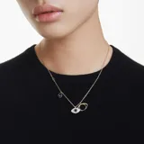 Collar con cadena dorada y dije de ojo turco con cristales azules, negros y transparentes. Incluye un cristal azul oscuro colgante en forma de l
ágrima.